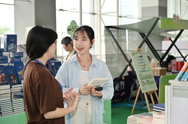 青年之间以书为媒,相谈甚欢