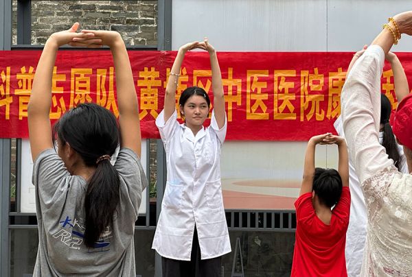 专业医生带领家长及青少年做脊柱健康操