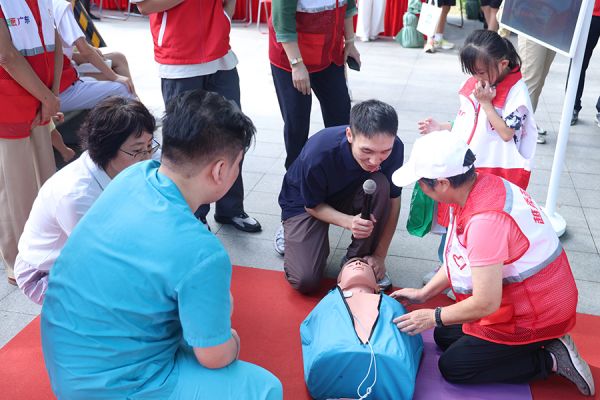 医疗志愿者现场科普急救知识