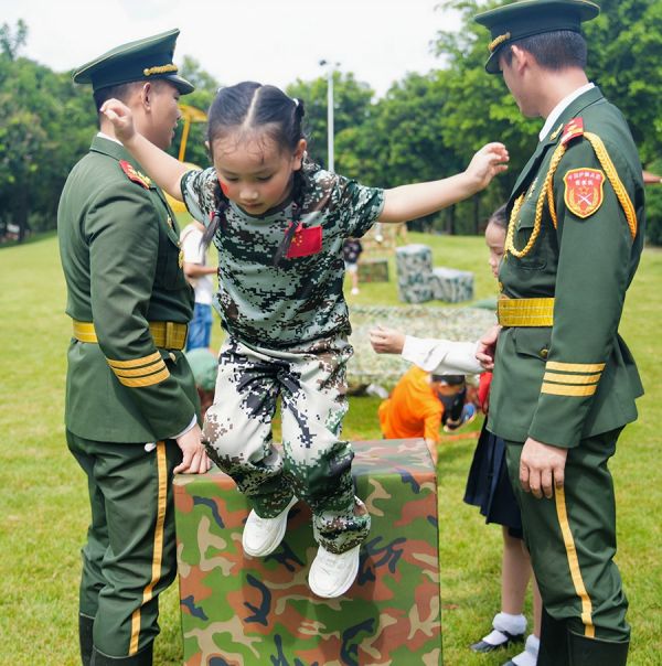 在越野赛场上勇敢起跳