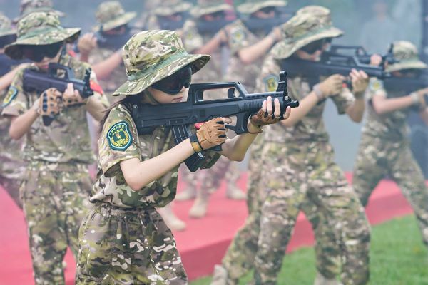 少年军校成员端起枪来又酷又飒