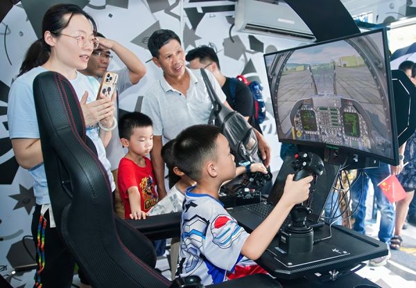 青少年全神贯注体验“模拟飞行