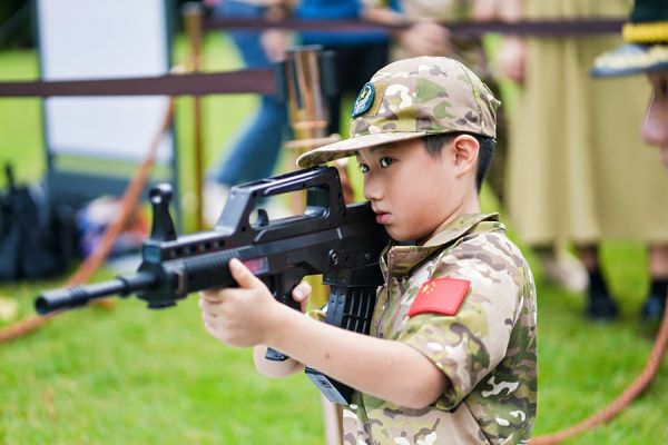 少年军校成员有模有样模拟射击