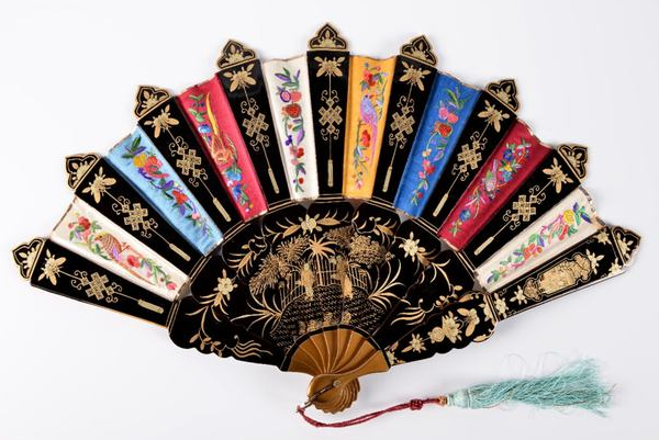 晚清广绣花卉纹双面多格折扇