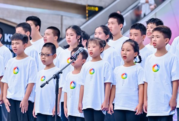 广州市少年宫“雨后彩虹”融合合唱团合唱节目《光亮》。