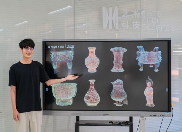 李昱德正在介绍《文物的重塑》作品