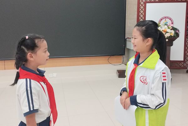 “广青融媒”红领巾小记者对少先队员代表进行采访