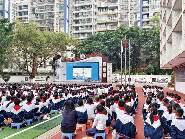 孙海莹向青少年科普海上风电机知识