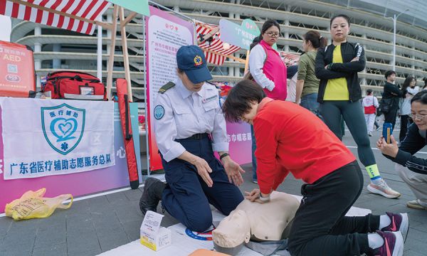 在医疗辅助志愿者的指导下学习心肺复苏方法 梁汉深/摄