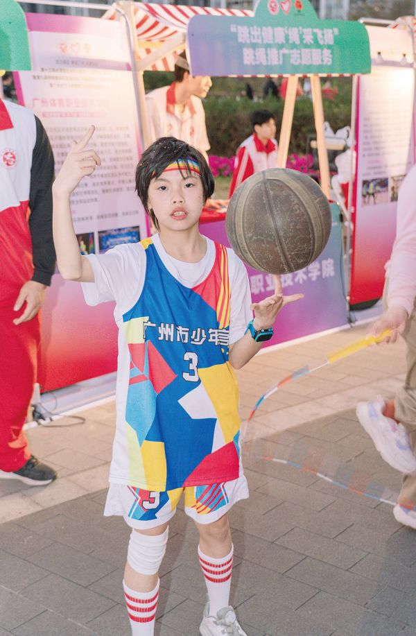 市少年宫学员展示超酷球技 梁汉深/摄