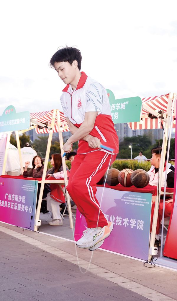 志愿者展示花绳技术