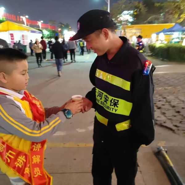 广州市天河区五山小学学子为安保人员献上姜茶。