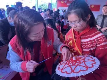 广州市天河区盈彩美居小学学子体验制作剪纸。