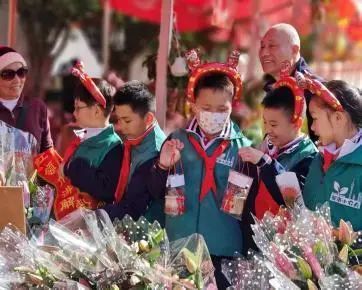 广州市天河区华阳小学学子探讨植物奥秘。