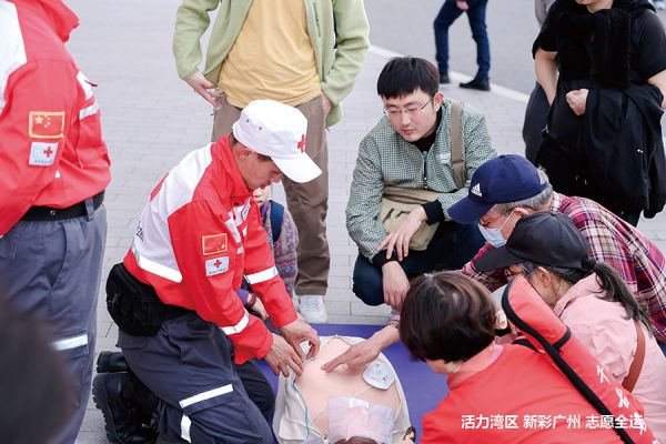 志愿者指导参与者进行急救措施