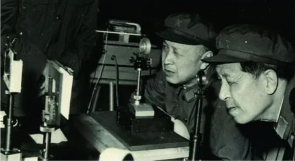 钱学森进行研究(左一)