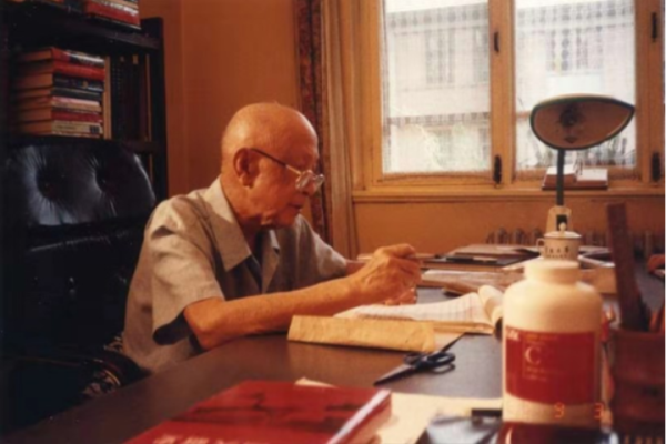 钱学森在撰写论文