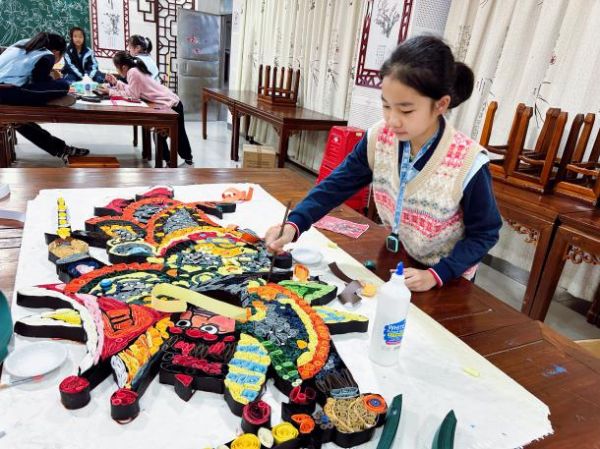 广东第二师范学院附属南沙实验小学少先队员体验衍纸。