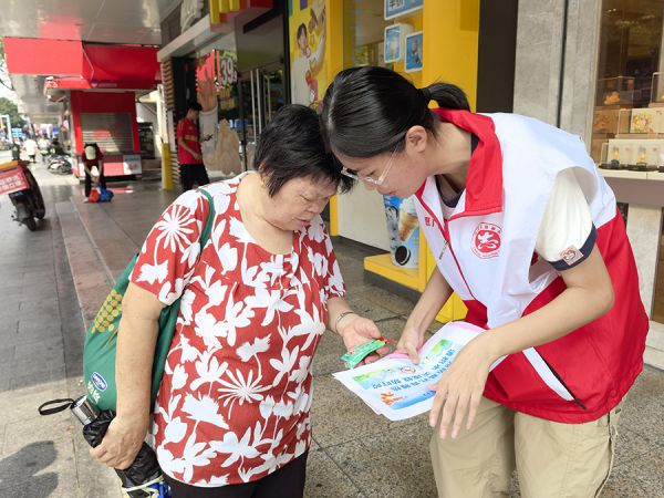 志愿者向居民派发防蚊宣传单