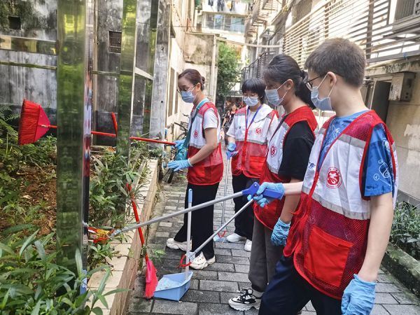 志愿者清理社区杂物垃圾