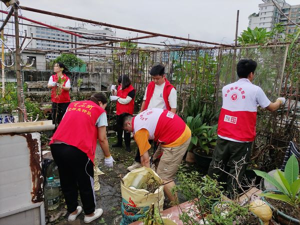 在居民楼天台清理积水