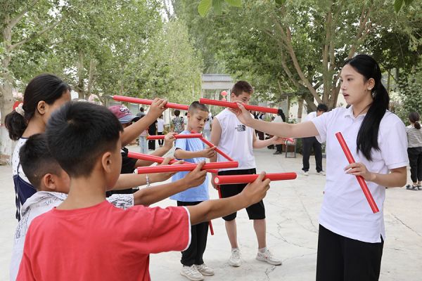 实践团成员带领当地青少年学习英歌舞