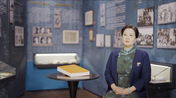 广州文学艺术创作研究院副院长罗丽讲解展览