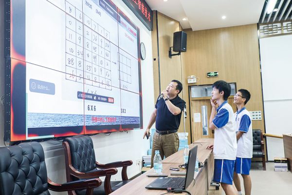 智力互动激发同学们对军事科技的热情