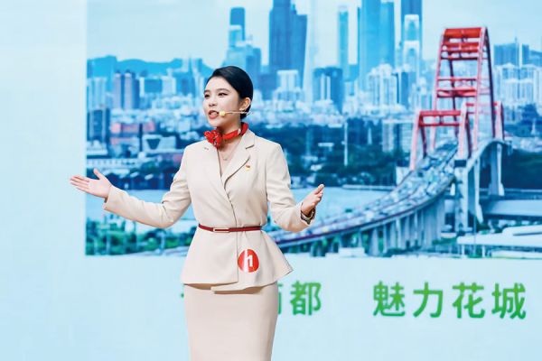 参赛选手声情并茂开展主题授课