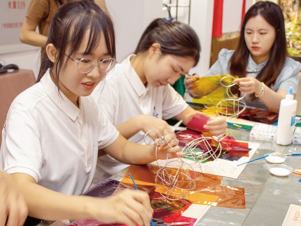 亲手制作广府玻璃纸灯笼