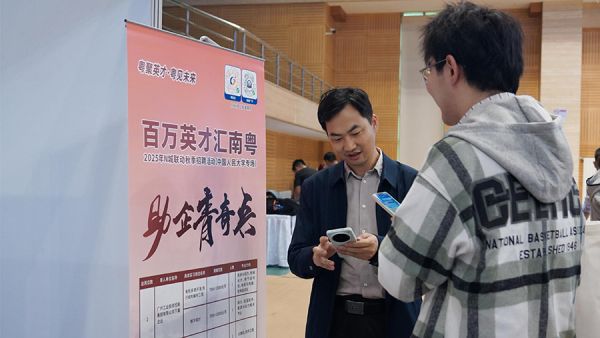 青年学子了解“助企青奇兵”活动