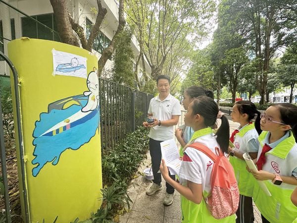 全运志愿小记者采访彩绘志愿者