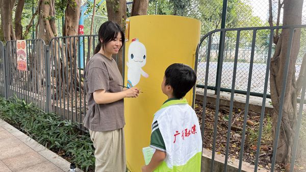 志愿者向小记者分享彩绘心得