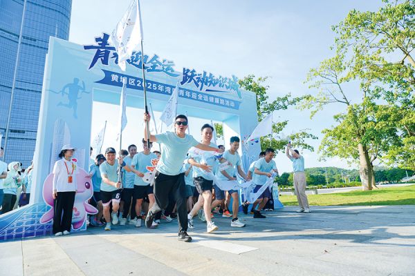 一声令下,青年开跑