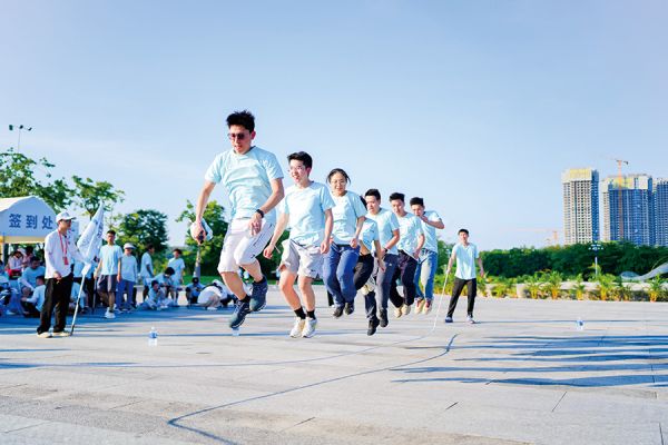 团体跳绳考验默契配合