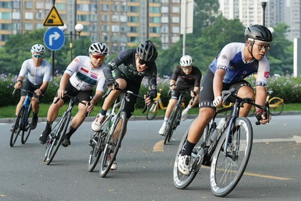 奋起直追 黄骥/摄