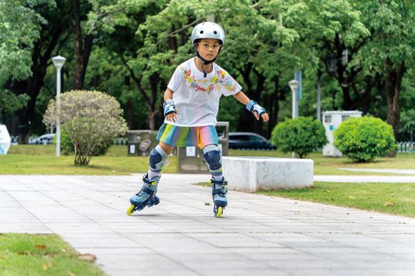 练习轮滑的青少年 李伟竞/摄