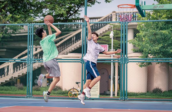 篮球场上的精彩攻防 黄冬/摄