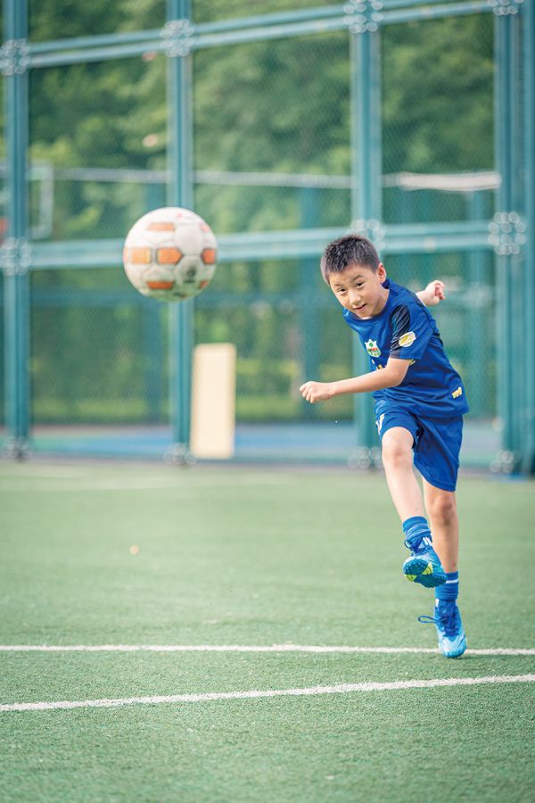 全力射门 黄冬/摄