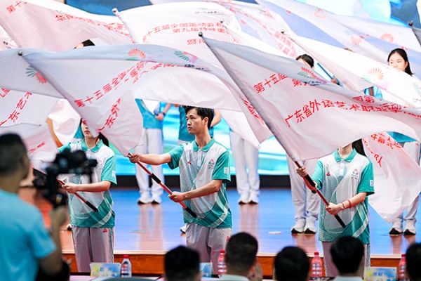 为十五运会和残特奥会开幕式志愿者、城市志愿者授旗