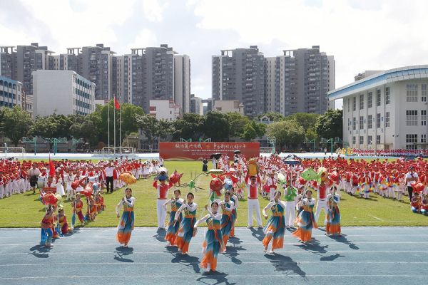 以非遗水族舞展现新时代少年风貌