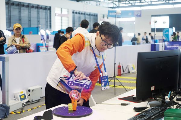 金牌选手宋俊烨备战CAD机械设计项目