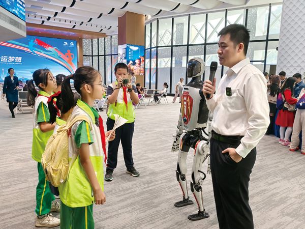 南方电网广东广州供电局公司工程师向小记者介绍全运背后的科技奥秘