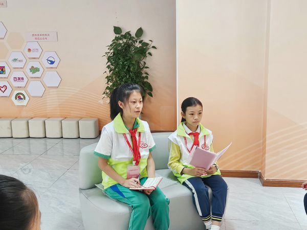 小记者向赵荣踊跃提问