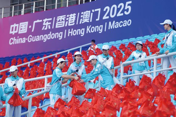 志愿者派发观众服务包 杨耀烨/摄