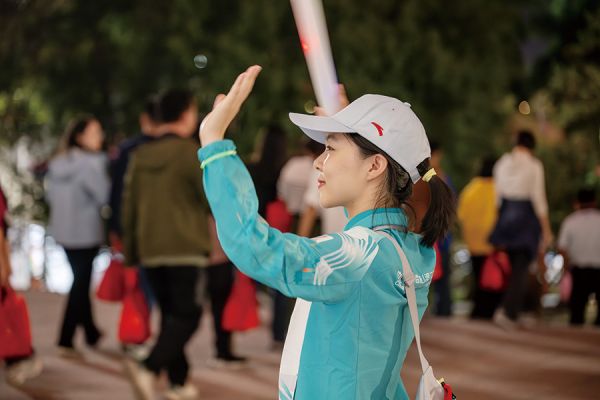 志愿者挥动荧光棒送别观众 余安东/摄