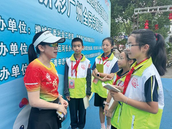 小记者现场采访活动跑者