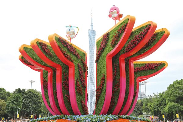 城市中轴线“绽放”小蛮腰 林乐峰/摄