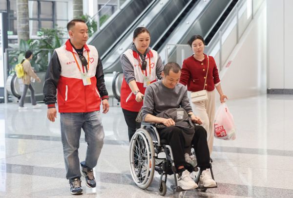 广州白云站志愿者服务有需要的旅客