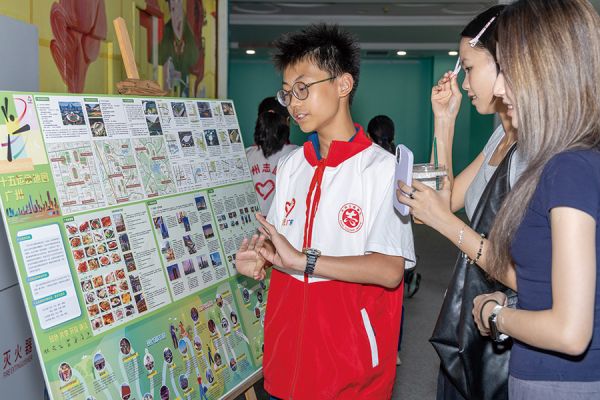 青少年志愿者为市民讲解全运历史沿革